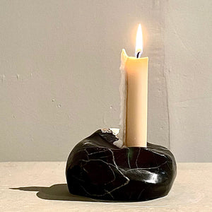 Flow - kertastjaki úr marmara